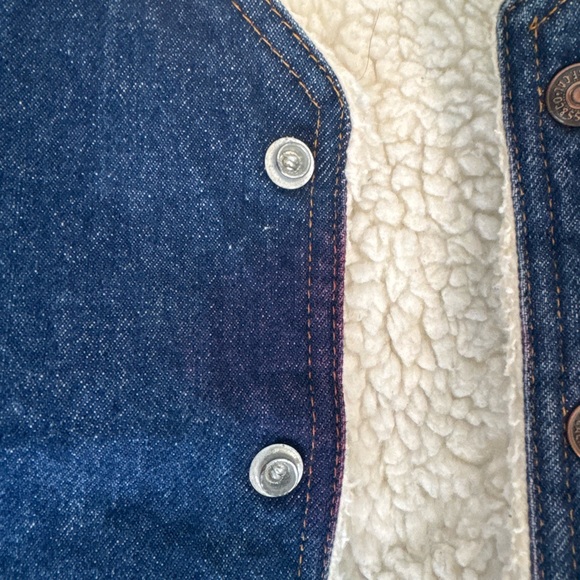 Vintage Levi's Dark Blue Denim Vest with Cream Sherpa Lining - Picture 3 of 3
